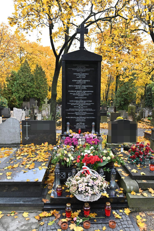 Grób Jadwigi Kaczyńskiej i symboliczny grób Lecha i Marii Kaczyńskich