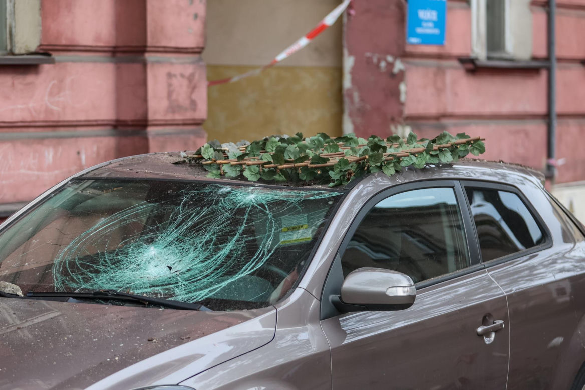Runęli z balkonem, winnych nie ma