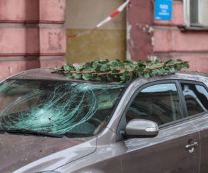 Runęli z balkonem, winnych nie ma