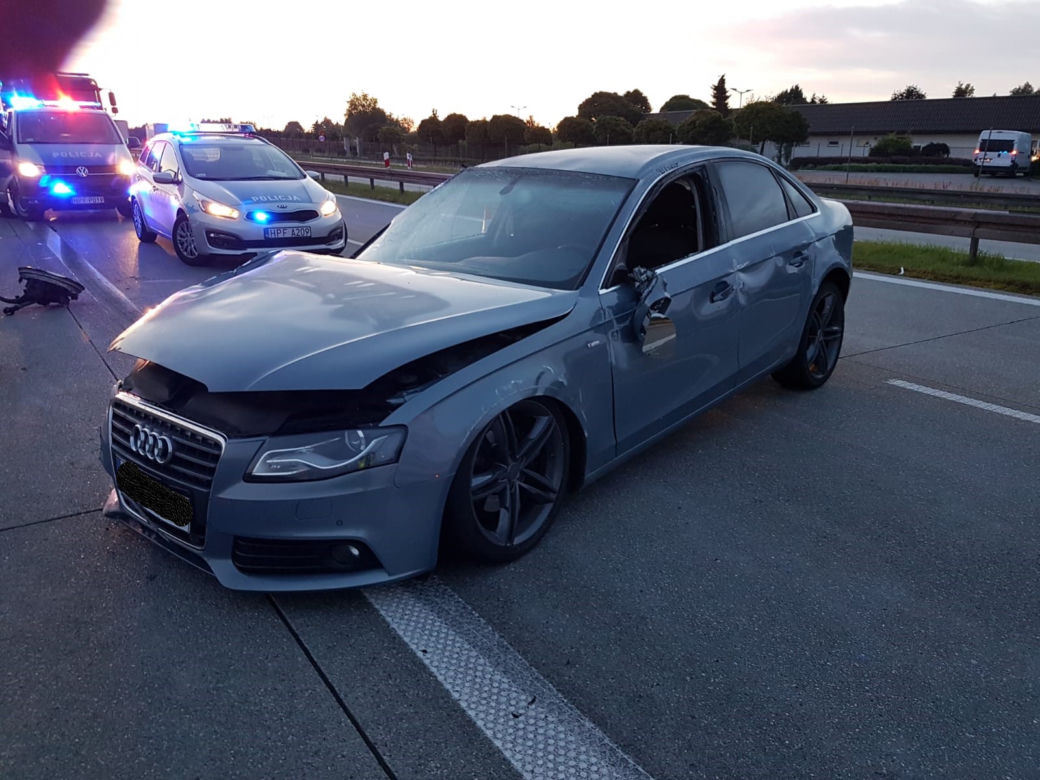 Wypadek na S8 w Julianowie. SKASOWAŁ AUDI na prostej drodze. 24-latek miał ZAKAZ prowadzenia pojazdów