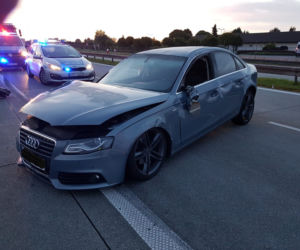 Wypadek na S8 w Julianowie. SKASOWAŁ AUDI na prostej drodze. 24-latek miał ZAKAZ prowadzenia pojazdów