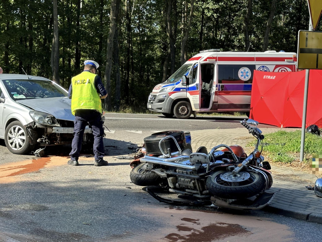 Koszmar na skrzyżowaniu w Sowiej Woli. Motocyklista przeleciał nad samochodem i gruchnął o asfalt. Zginął na miejscu