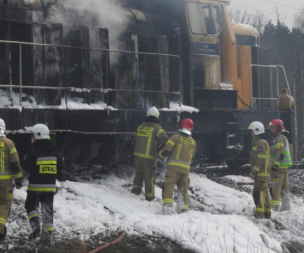 Ogromne kłęby dymu i płomienie na torach. Pożar pociągu pod Mińskiem Mazowieckim