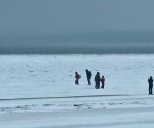 Takie aktywności mogą skończyć się tragedią. Lód nie zawsze jest wystarczająco gruby i stabilny