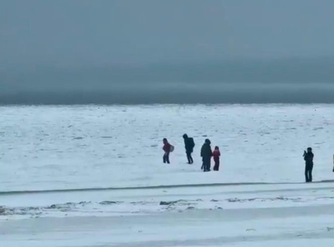Takie aktywności mogą skończyć się tragedią. Lód nie zawsze jest wystarczająco gruby i stabilny