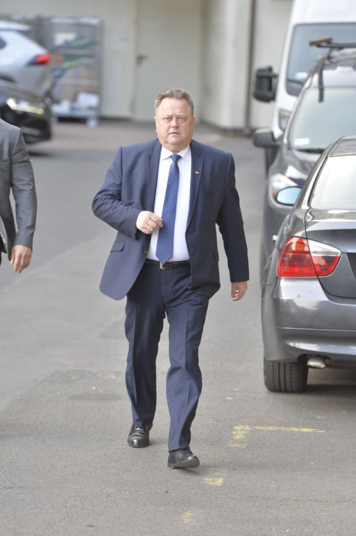 Sypali ministrowi konfetti na głowę