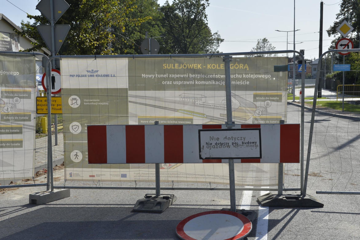 Mieli otwierać tunel w Sulejówku, wyszła klapa. Drogowcy będą musieli zrywać nowy asfalt	