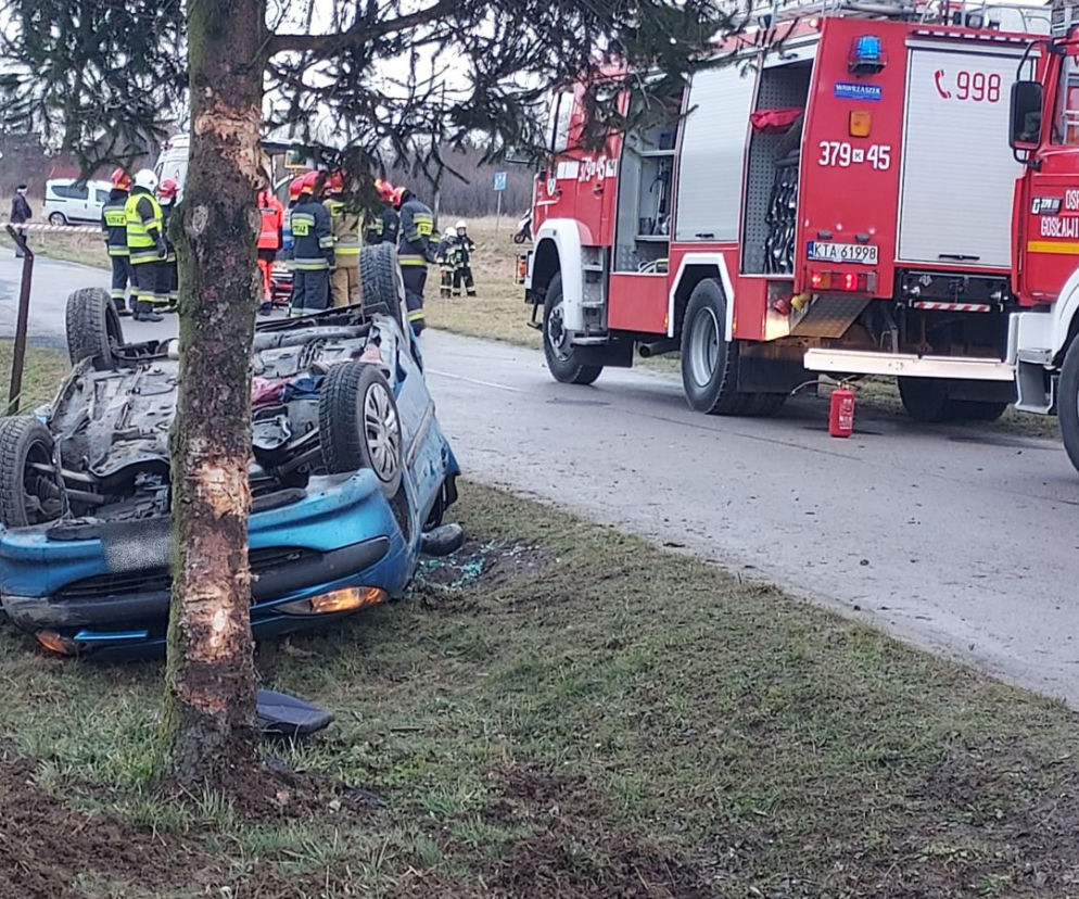 Gosławice. Peugeot UDERZYŁ w drzewo. Z auta wypadło 4-letnie dziecko, matka NIE MIAŁA PRAWA JAZDY