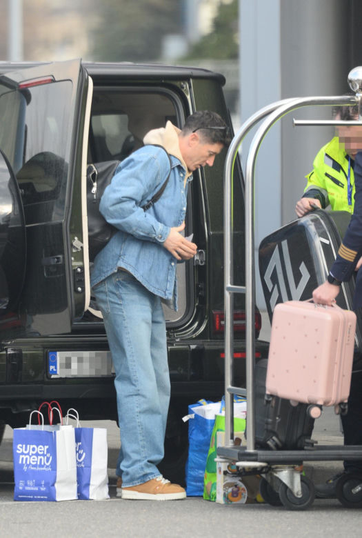 Robert Lewandowski z rodziną na lotnisku