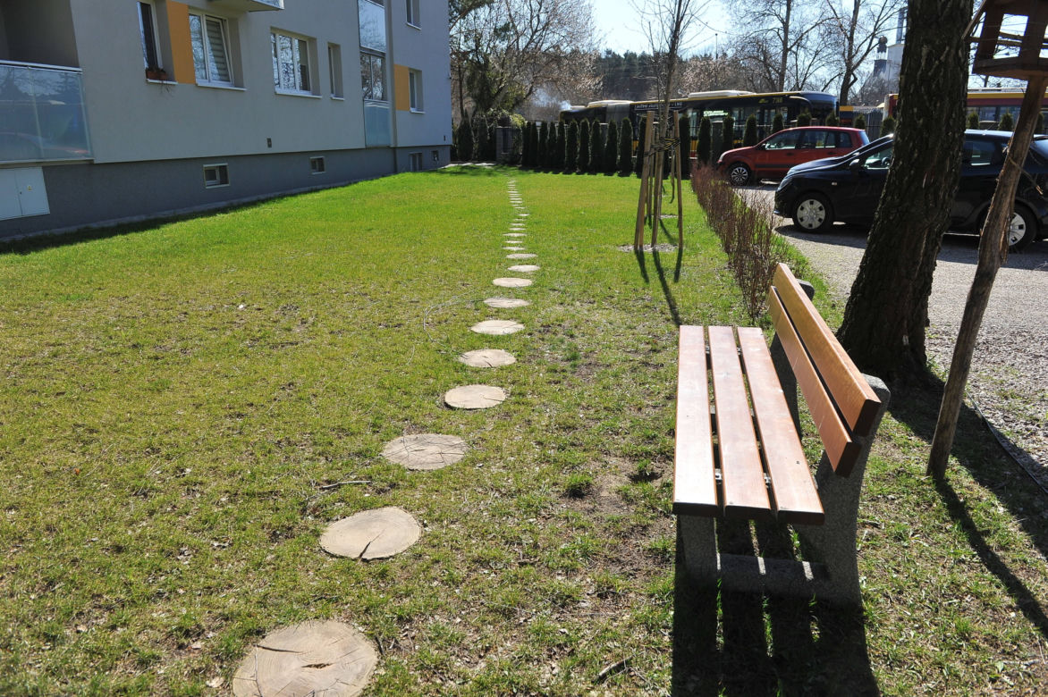 Wojna o parking w Wawrze jak u Barei. Mieszkańcy poszli do sądu