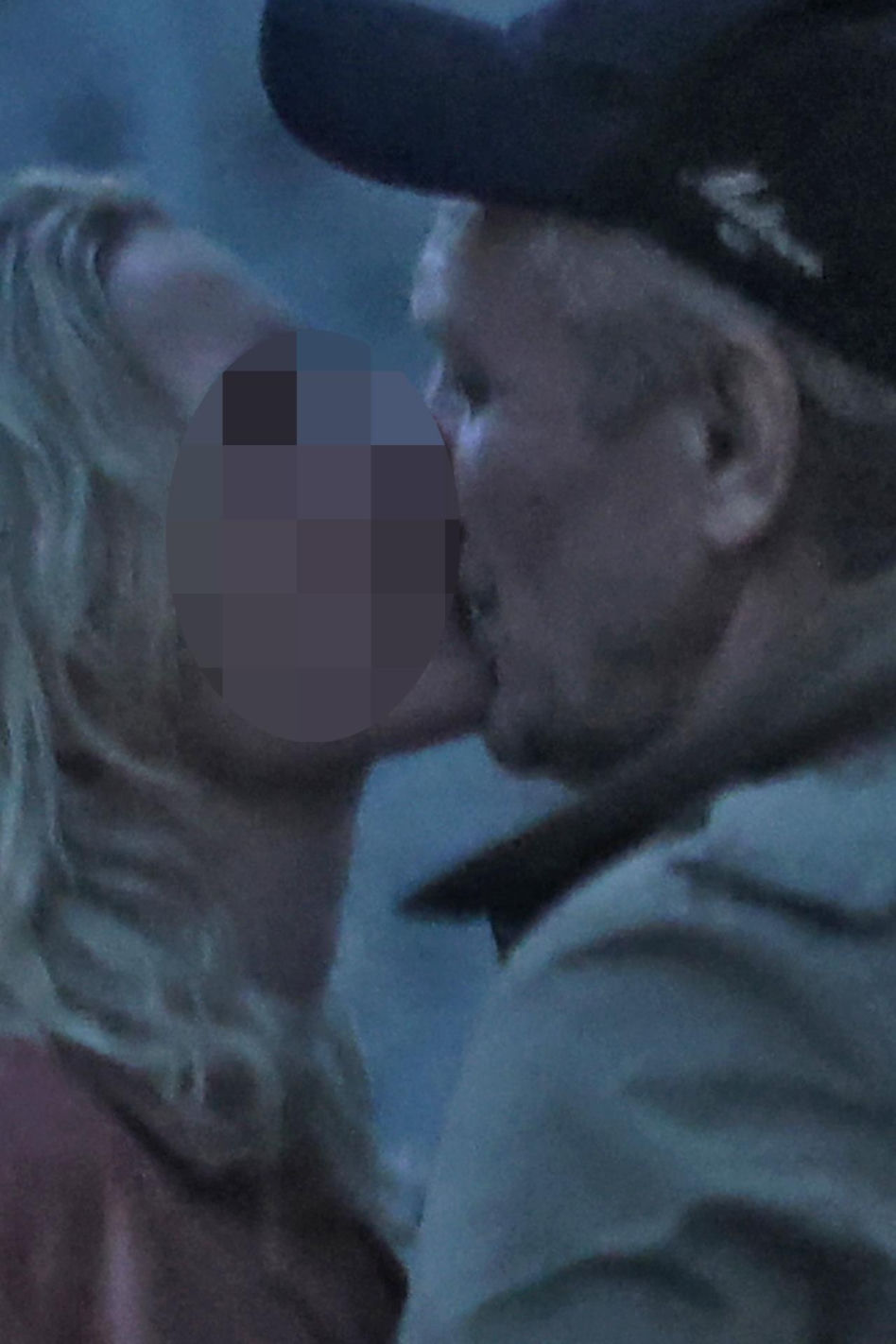 Andrzej Chyra smyra i całuje