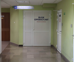 Były prezydent Siedlec ugodzony nożem walczy o życie