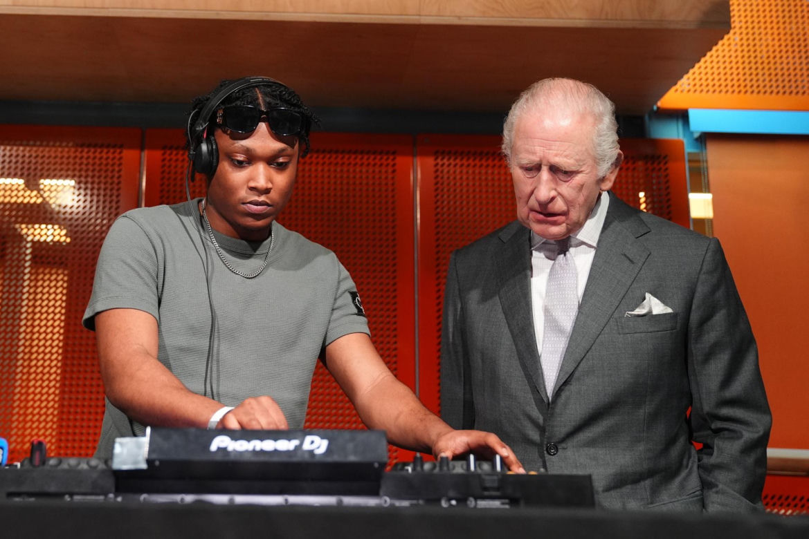 Król Karol został DJ-em! Zobacz, jak sobie radził