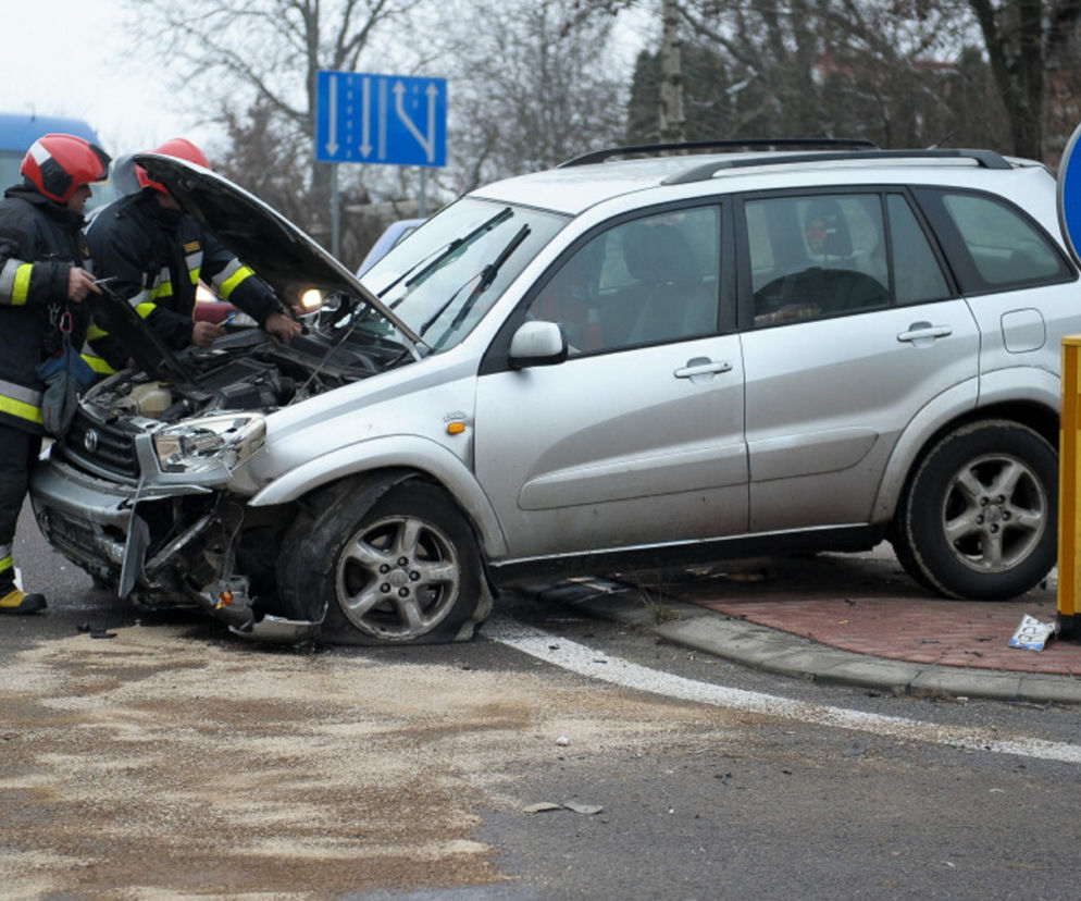 Potężne zderzenie czołowe w Sadach. Kierowca hyundaia zmarł w szpitalu