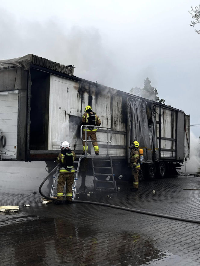 Gigantyczny pożar w Wielkopolsce! Płonie magazyn energii, ewakuowano 65 osób