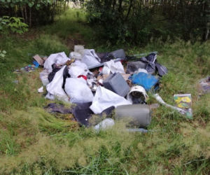 WSTYD! Zrobił wysypisko śmieci niedaleko łódzkiego lotniska. Jak namierzyła go straż miejska? [ZDJĘCIA]