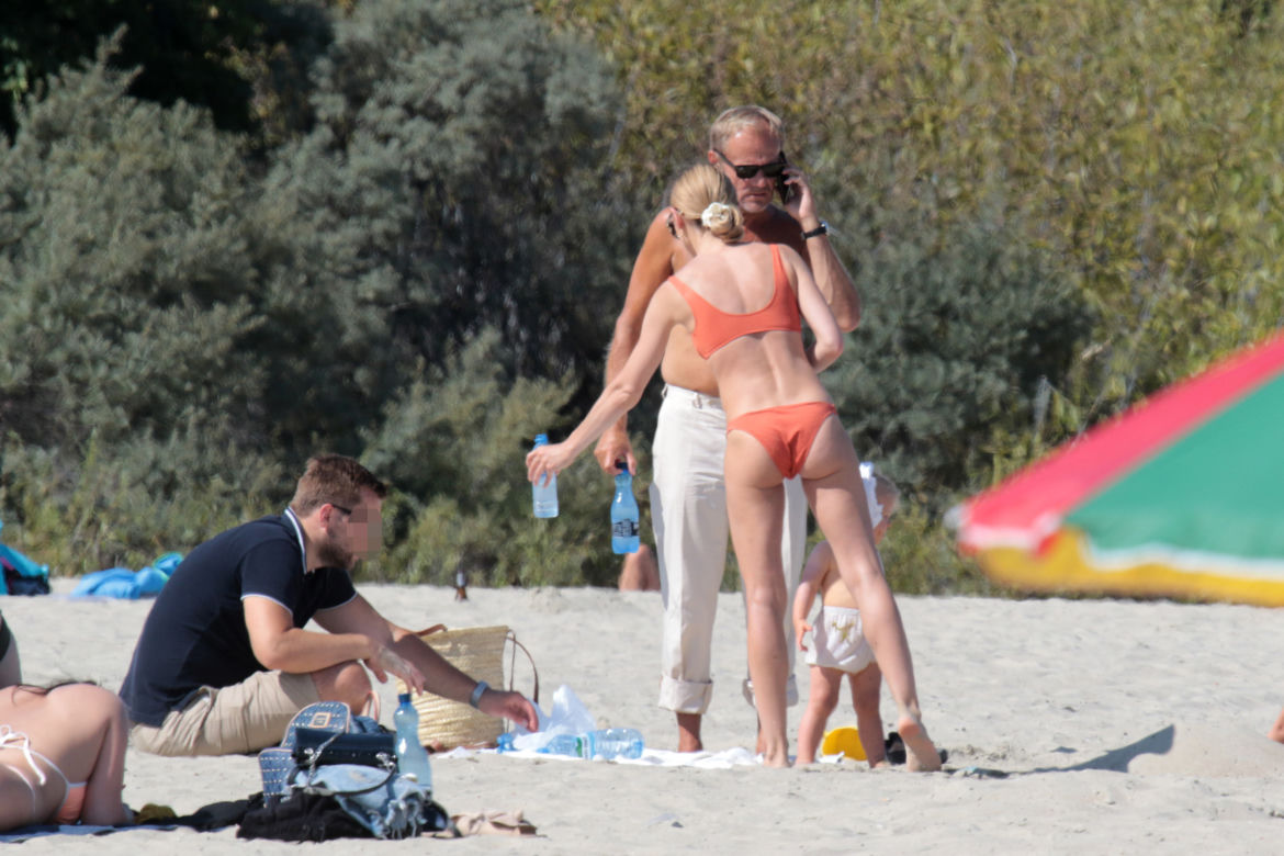 Kasia Tusk w bikini na plaży z rodziną