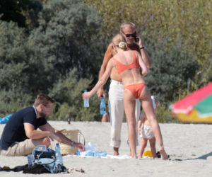 Kasia Tusk w bikini na plaży z rodziną