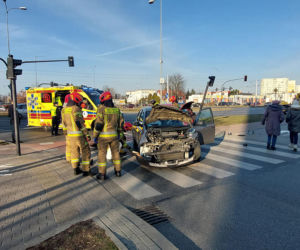Zderzenie dwóch osobówek w Bydgoszczy! Jedna osoba ranna [ZDJĘCIA]