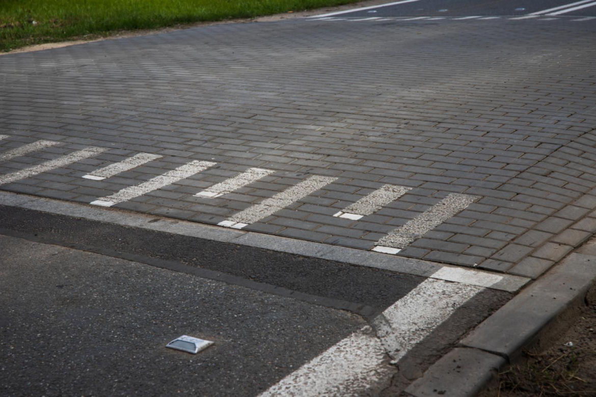 Próg sinusoidalny zamontowany na Bielanach w ramach testu 