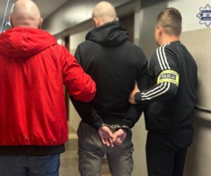 Jechał całą szerokością drogi. W samochodzie był 14-miesięczny maluch