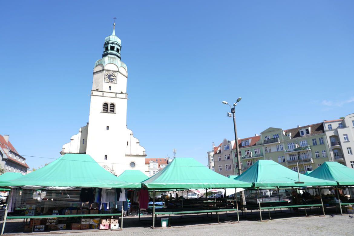 Wiosenne warzywa i owoce na poznańskich targowiskach
