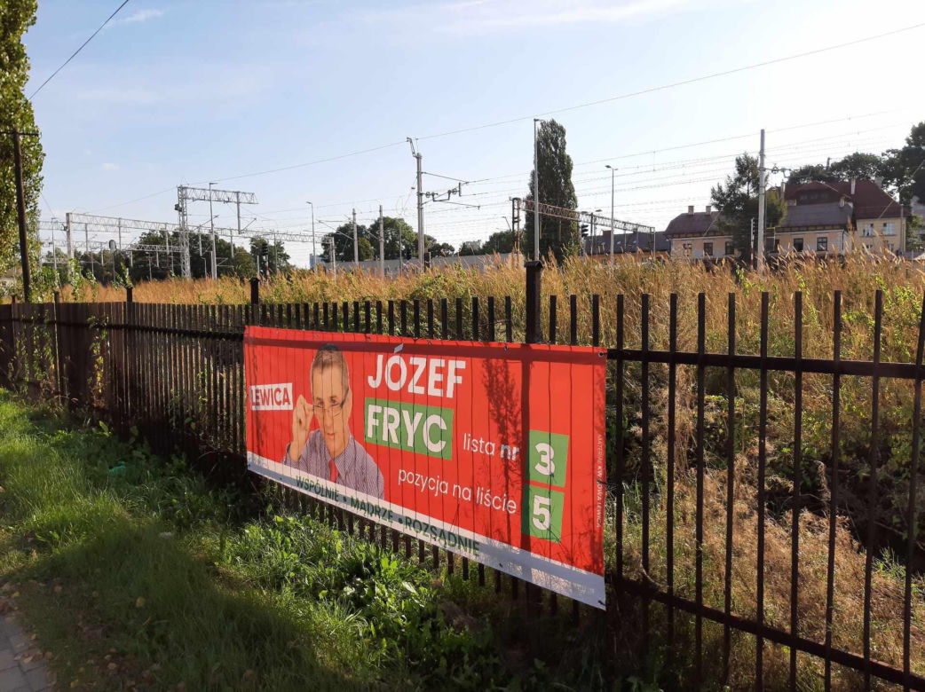 Rzeszowskie osiedla pozaklejane plakatami wyborczymi. Plakat na plakacie 