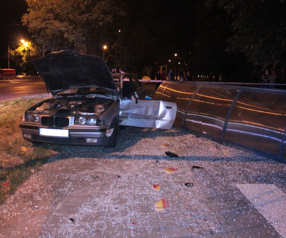 Kierowca BMW wypadł z drogi i roztrzaskał przystanek MPK
