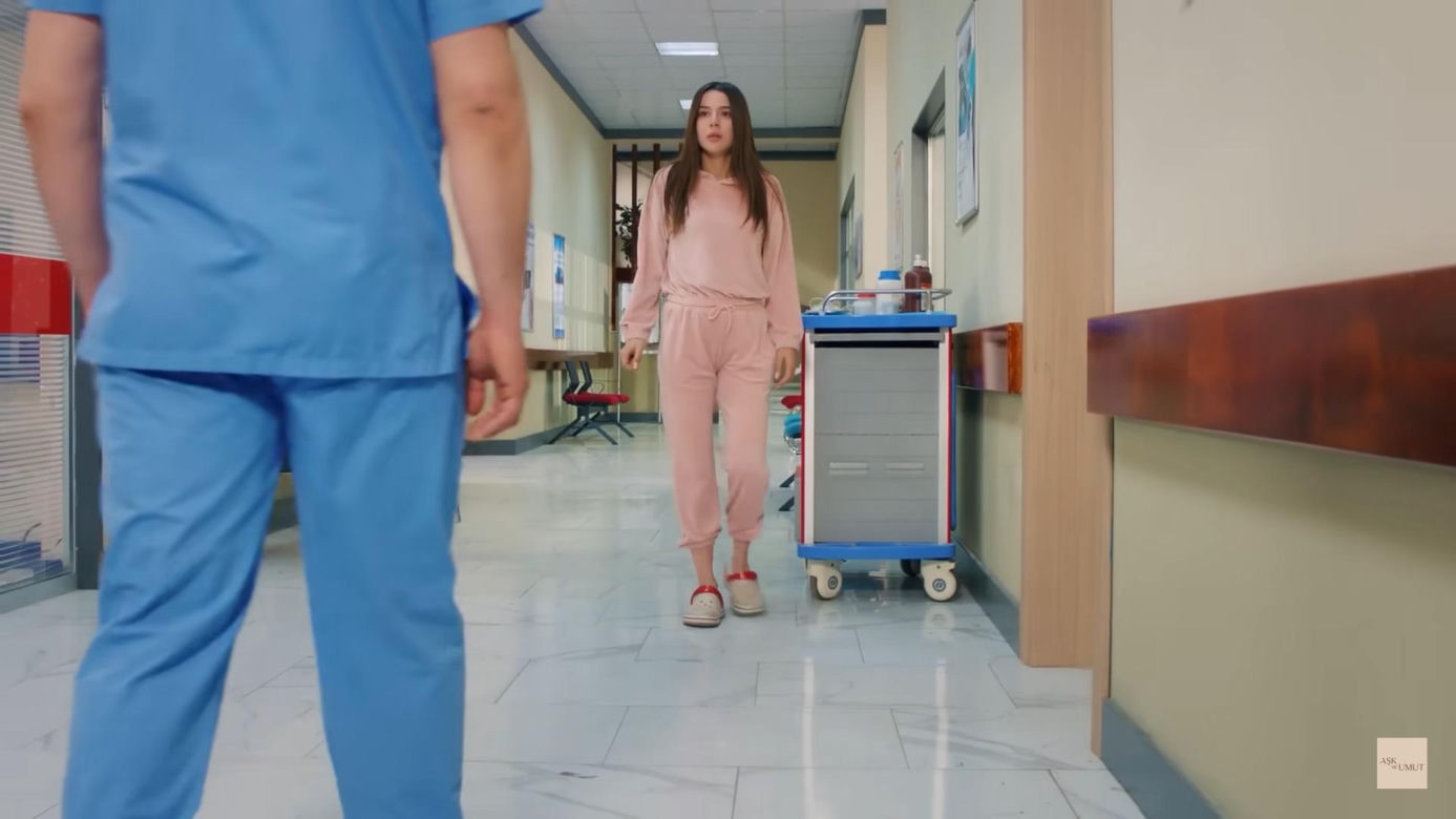 Dramatyczna scena na szpitalnym korytarzu