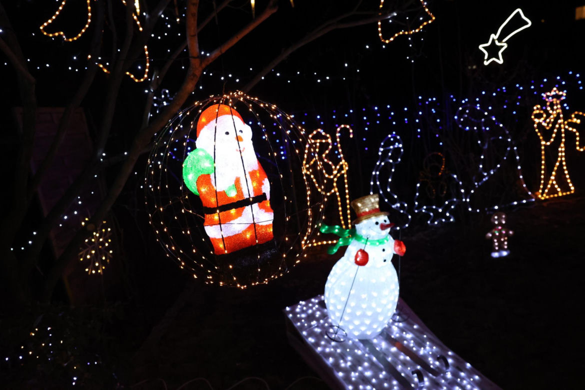 Promyk nadziei wśród szarych bloków. Ta iluminacja na osiedlu zachwyca!