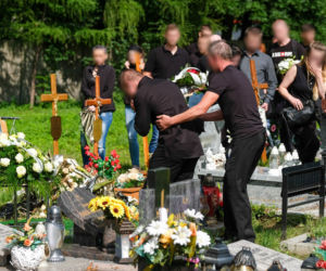 Ukochany wrzucił Basi pierścionek zaręczynowy do grobu