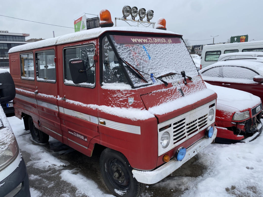 ZDMK sprzedaje porzucone samochody. Żuk, Cadillac i sportowe BMW