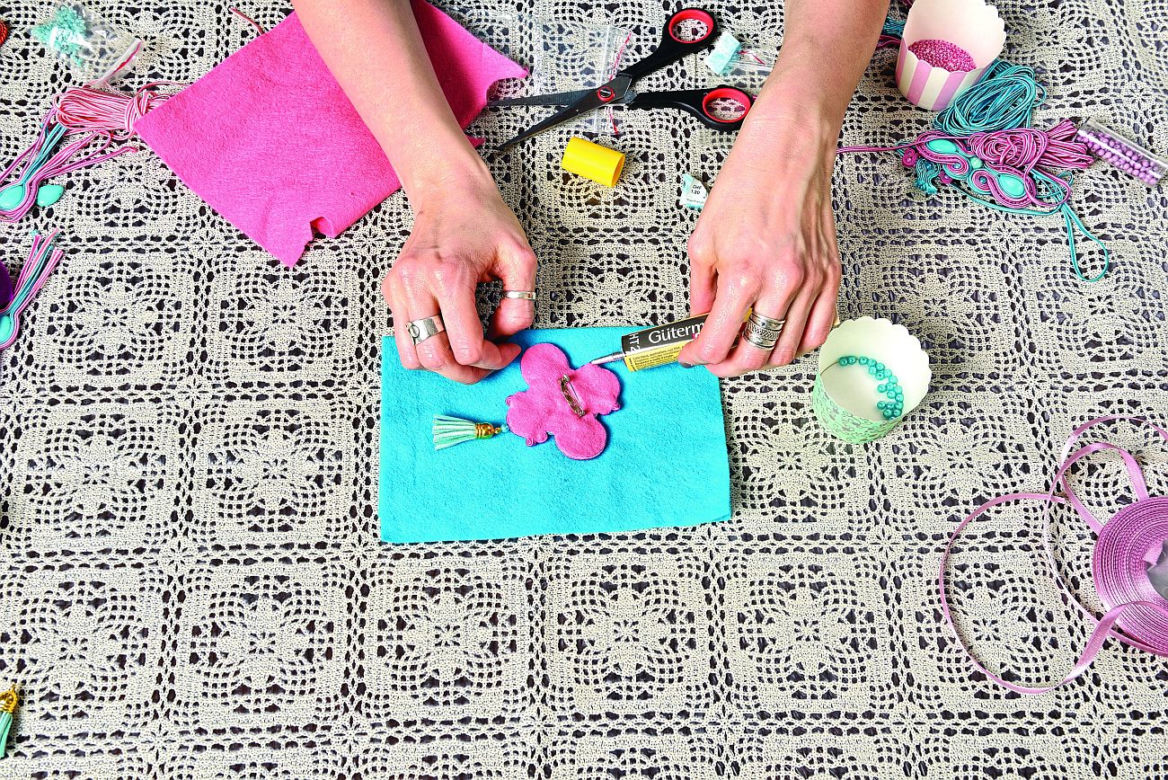 Dekoracyjna klamra do zasłon z nitek soutache