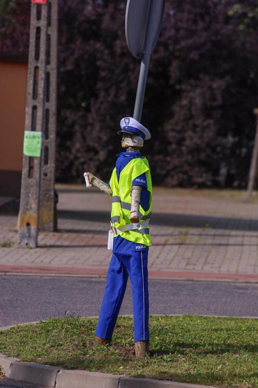 Policjant "drewniak" pilnuje porządku przy drodze na Mazurach. Sprawa trafiła na policję
