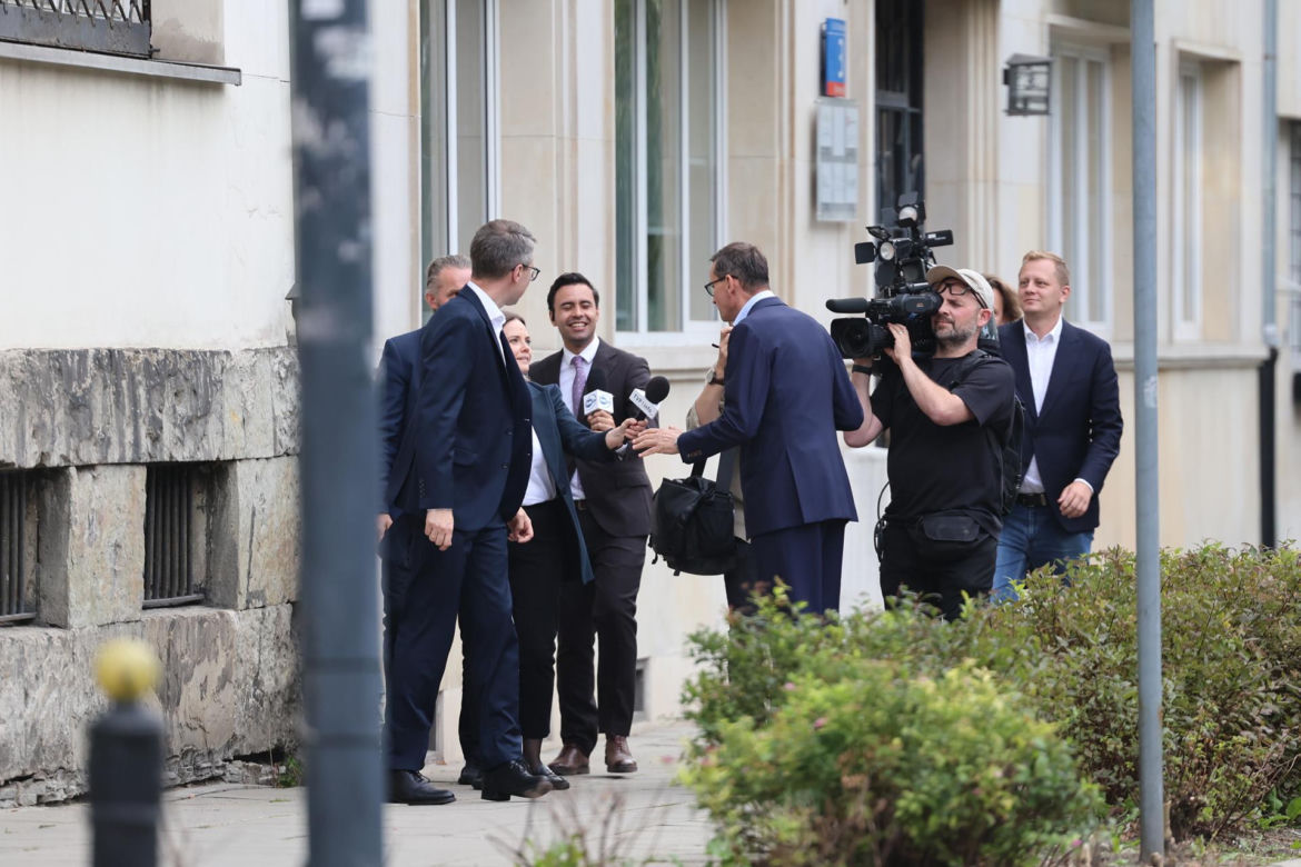 Zamiast na Nowogrodzkiej, Morawiecki i jego stronnicy spotkali się przy Konopnickiej. Były cukierki dla dziennikarzy