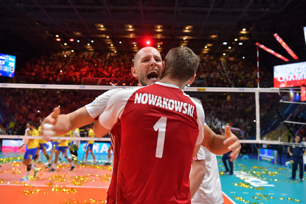 Bartosz Kurek popija winko