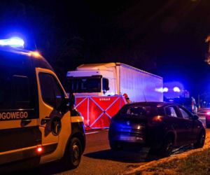 Tragedia w Zabrzu. Pieszy został potrącony przez ciężarowkę, gdy przebiegał przez ulicę koło przystanku [ZDJĘCIA]