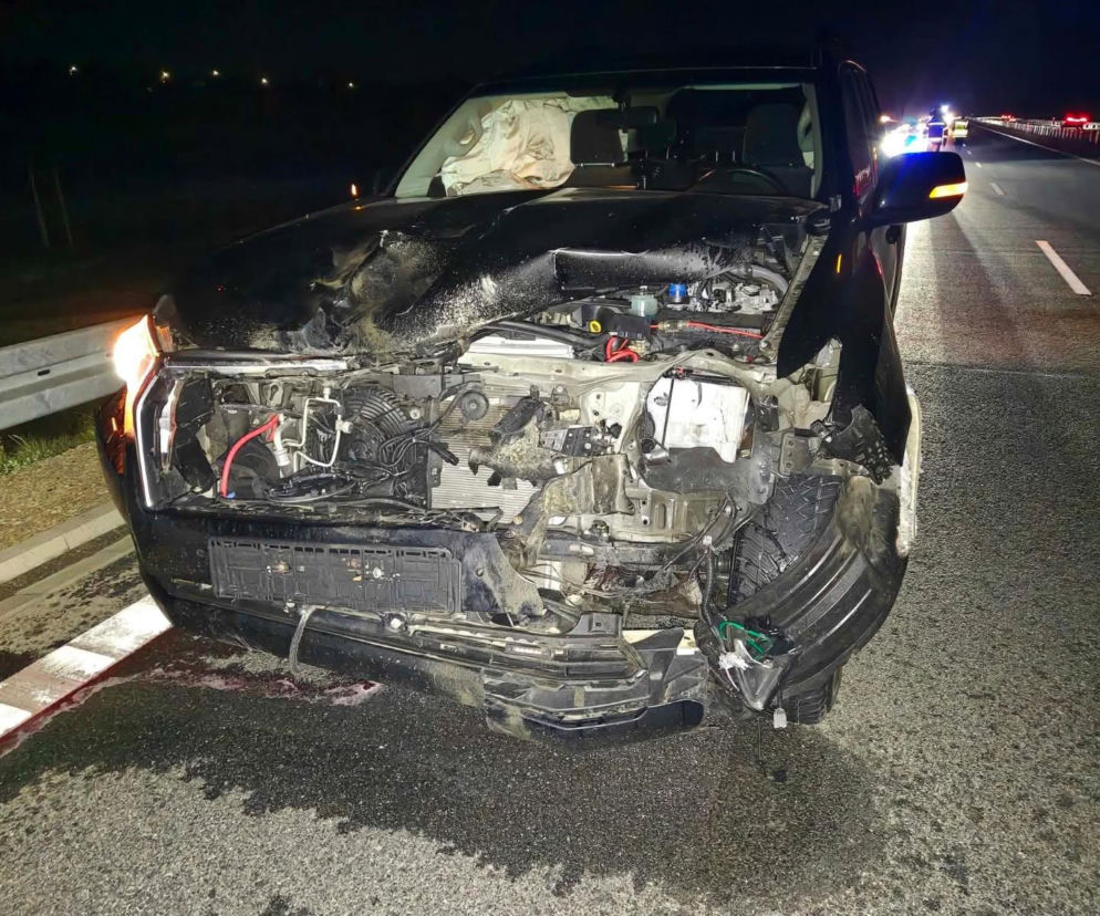 Rozbite czarne auto z całkowicie zniszczonym przodem na drodze w nocy. O wypadku w Wąchocku przeczytasz na Eska Starachowice.