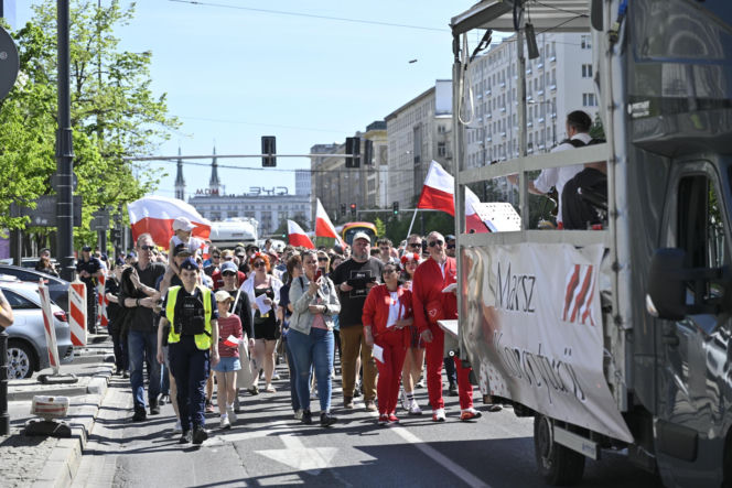 Warszawa.  Marsz Konstytucji 3 Maja
