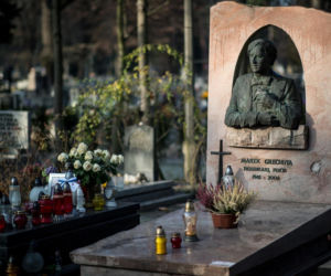 Kraków pamięta. Na grobie Marka Grechuty zawsze palą się znicze. Jeden szczegół jego grobu chwyta za serce