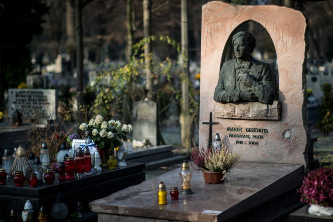Kraków pamięta. Na grobie Marka Grechuty zawsze palą się znicze. Jeden szczegół jego grobu chwyta za serce