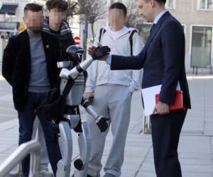 Spotkanie ministra finansów z robotem