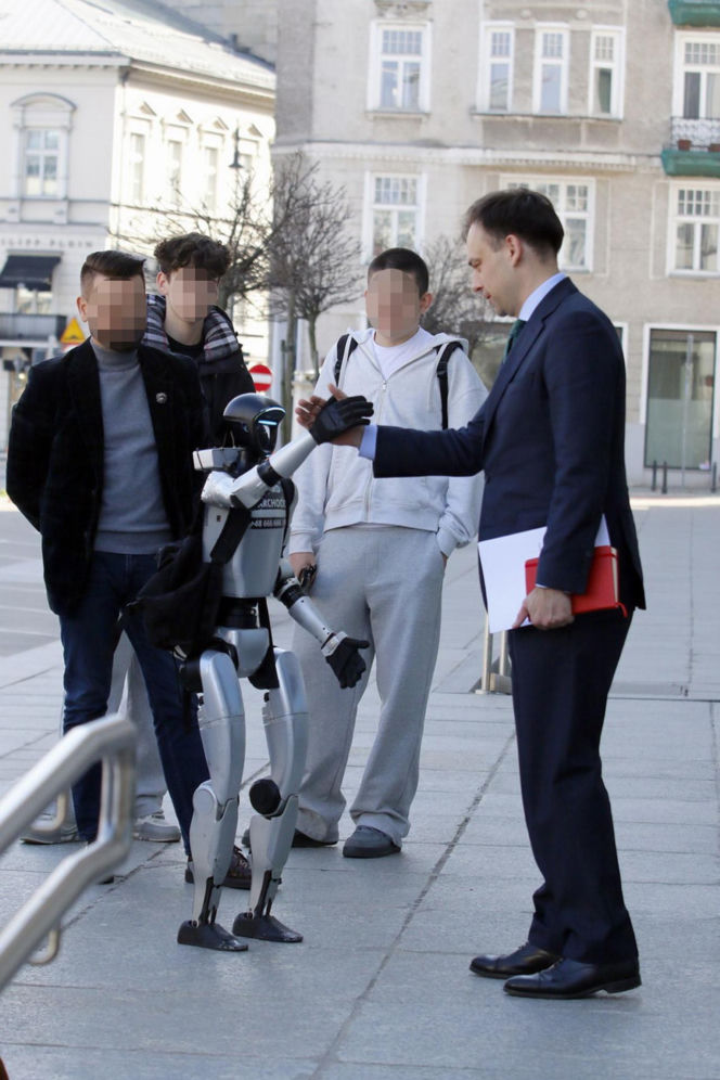 Spotkanie ministra finansów z robotem