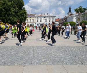 Młodzież z Nowego Sącza zatańczyła przed ratuszem