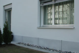 Fasady i ściany zewnętrzne - cokół budynku skutecznie zabezpieczony