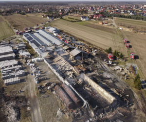 Potężny pożar pod Wrocławiem. Palił się zakład produkujący znicze i świece