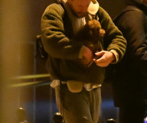 Sebastian Fabijański z pieskiem na spacerze