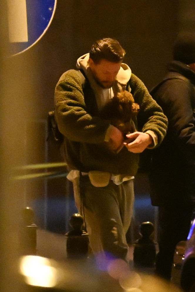 Sebastian Fabijański z pieskiem na spacerze