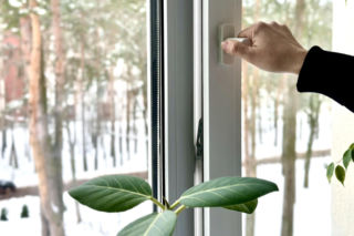 Wietrzenie domu zimą. Jak wietrzyć i nie przepłacać? Co daje wietrzenie pokoju?