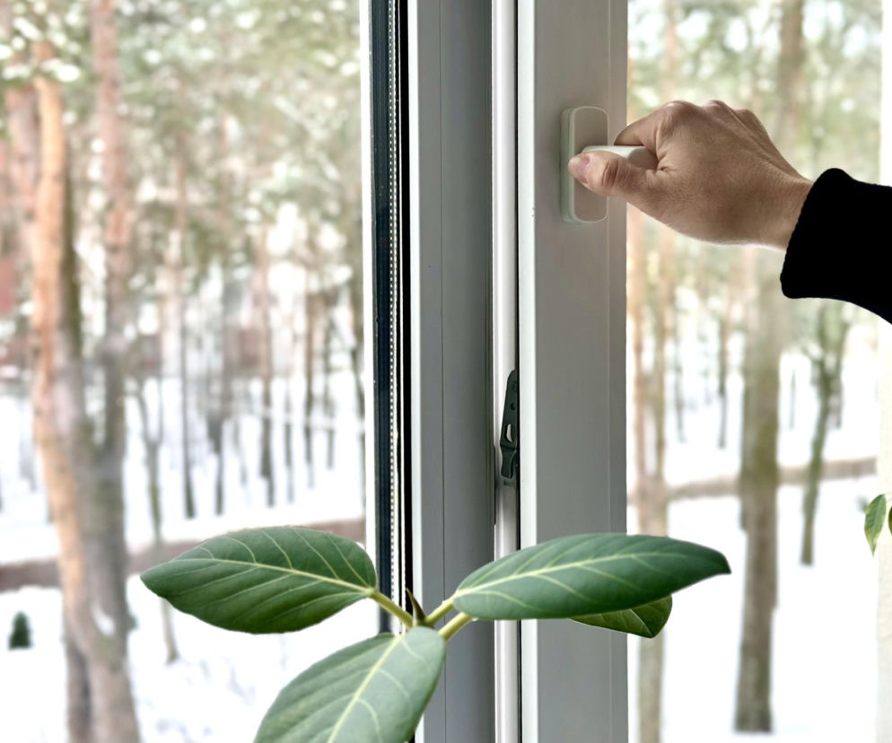 Wietrzenie domu zimą. Jak wietrzyć i nie przepłacać? Co daje wietrzenie pokoju?